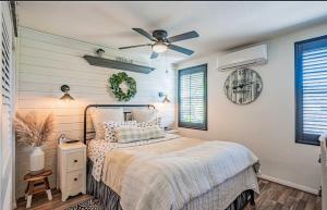 a bedroom with a bed and a ceiling fan at Panoramic view in San Marcos