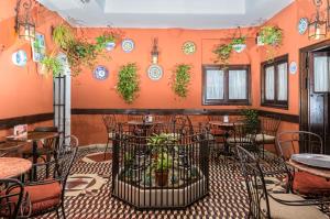 Reštaurácia alebo iné gastronomické zariadenie v ubytovaní Hotel Zahorí