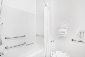 Koupelna v ubytování Super 8 by Wyndham Cobleskill NY