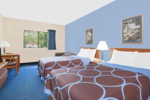 Tempat tidur dalam kamar di Super 8 by Wyndham Cobleskill NY