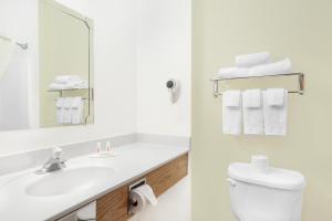 Kamar mandi di Super 8 by Wyndham Cobleskill NY