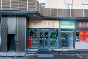 a store front with the doors open on a city street at 晨雷酒店 in Beijing