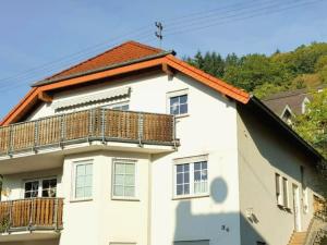 a white house with a balcony on top of it at Ferienwohnung Stefanie OG in Bad Breisig