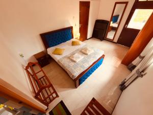 an overhead view of a bedroom with a bed at Bella Vista Ella in Ella