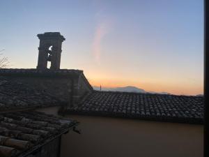 a view of the roof of a building at sunset at Le Due Querce in Vicolo Rancolfo