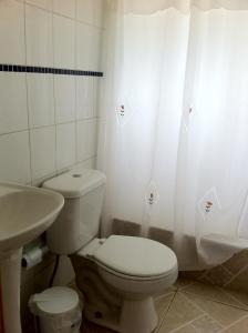 アルガロボにあるCabañas en Algarrobo Norteのトイレと洗面台を備えた白いバスルーム