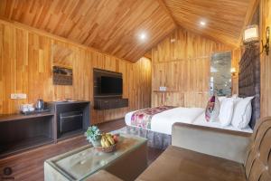 a hotel room with a bed and a tv at Hotel Classy Castle in Kolur