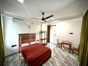 a bedroom with a bed and a table in it at Sandaruwan villa in Ratgama Hegoda