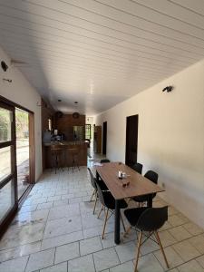 a dining room with a wooden table and chairs at Temporada Verão in Prado