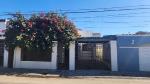 a gate with flowers on top of a building at Depa Jardines Anahuac in Mexicali