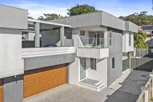 Außenansicht eines Hauses mit Balkon in der Unterkunft Simplicity Terrigal in Terrigal