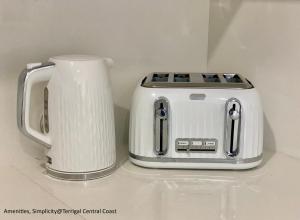 Ein Toaster und eine Kaffeekanne stehen auf der Küchentheke. in der Unterkunft Simplicity Terrigal in Terrigal