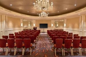 a conference room with chairs and a projection screen at Hyatt Regency Boston in Boston +167 photos