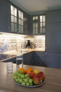 a plate of fruit on a table in a kitchen at Ferienwohnung Nordig in Garding