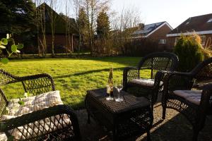 a group of chairs and a table with a bottle of wine at Ferienwohnung Nordig in Garding