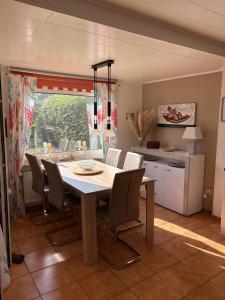 a dining room table and chairs in a kitchen at Golfhues-Simone-EG-Appartement-mit-grossem-Garten in Wulfen auf Fehmarn