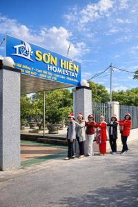 a group of children standing in front of a sign at Sơn Hiển Homestay in Cam Lâm +45 photos