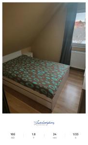 a picture of a bed in a room with a window at Apartament excepțional la casa in Dumbrăviţa