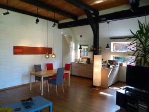 a living room with a table and a kitchen at Kröte Nr 5 in Waddeweitz