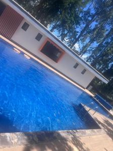 ein Haus mit einem Swimmingpool davor in der Unterkunft Maisha Mapya in Gatimu