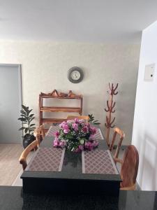 ein Esstisch mit einem Blumenarrangement darauf in der Unterkunft Maisha Mapya in Gatimu + 20 Fotos