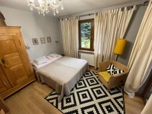 a bedroom with a bed and a window at Willa Matylda Karpacz in Ściegny