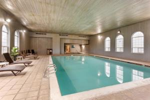 a large swimming pool in a large room with a large ceiling at Quality Inn Payson I-15 in Payson