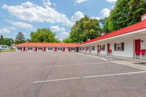 an empty parking lot in front of a building at Econo Lodge Saint Albans in Saint Albans