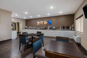 a restaurant with tables and chairs and a counter at Comfort Inn Onalaska - La Crosse Area in Onalaska