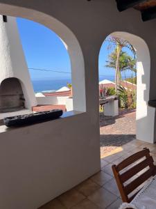 a room with an archway and a view of the ocean at Vistas al Mar in Great Brak River