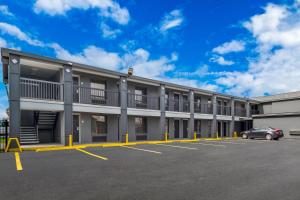 a building with a car parked in a parking lot at Econo Lodge Inn & Suites Laredo - Nuevo Laredo in Laredo