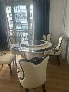 a dining room with a table with chairs and a laptop at Bagneux cozy in Châtillon