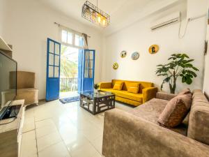 a living room with a couch and a table at Lafayette Central Apartment-Tunis in Tunis