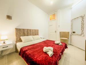 a bedroom with a bed with towels on it at Lafayette Central Apartment-Tunis in Tunis