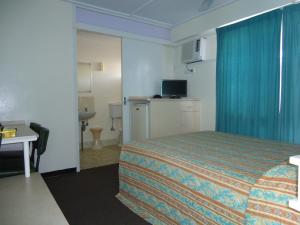 A kitchen or kitchenette at Moondarra Motel