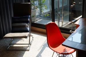 two chairs sitting in front of a window at 沐美美藝旅 Mumeimei Artel in Tainan