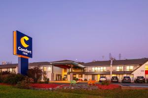 a building with a cinnabon inn sign in front of it at Comfort Inn Dartmouth in Halifax
