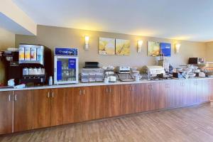 a store with a cashierasteryasteryasteryasteryasteryasteryasteryasteryasteryastery at Comfort Inn Dartmouth in Halifax