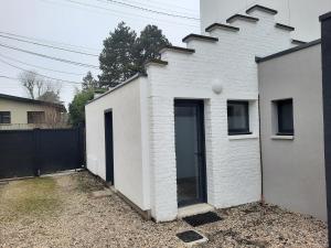 a white house with a door on the side of it at Le cottage , logement individuel de plain pied in Villeneuve d'Ascq