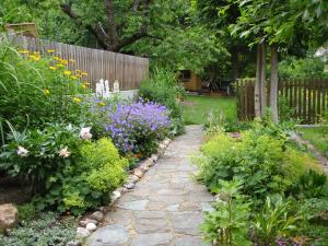 a garden with flowers and a stone path at 20qmchemnitz in Chemnitz