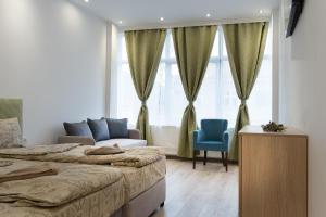 ein Schlafzimmer mit zwei Betten, einem Stuhl und einem Fenster in der Unterkunft Стаи Симида in Debnevo