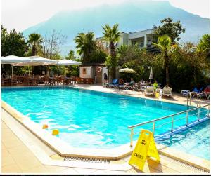 Piscina de la sau aproape de More Hotel