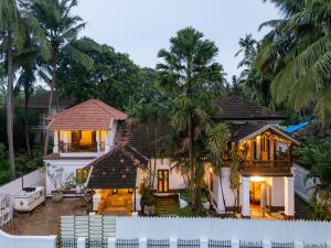 a house with a balcony and palm trees at Forsté Arcangela, Sangolda in Sangolda