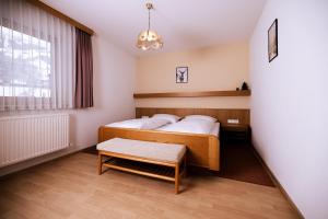 a small bedroom with a bed and a window at Appartement Susanna in Fügen