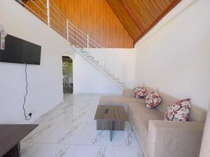 a living room with a couch and a tv at Blackpool Hub in Nikawatawana