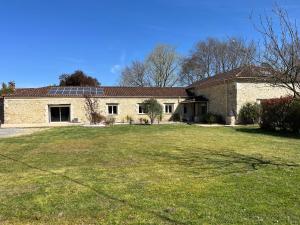 a large brick house with a large yard at Le Jardin d'Elusa in Eauze
