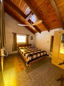a bedroom with a bed and a wooden ceiling at Casa Mitre en El Paso in Paso de la Patria