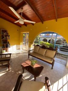 a living room with a couch and a ceiling fan at Casa Mitre en El Paso in Paso de la Patria