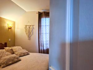 a bedroom with a bed with two pillows on it at Maison 3 chambres - 6-8 personnes - piscine chauffée - jacuzzi - internet - parking - Idéal familles & pros in Monflanquin +21 photos