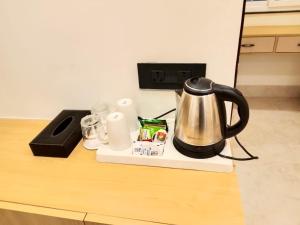 a tea kettle on top of a counter at Hotel Gulmohar Tree in Jāmb